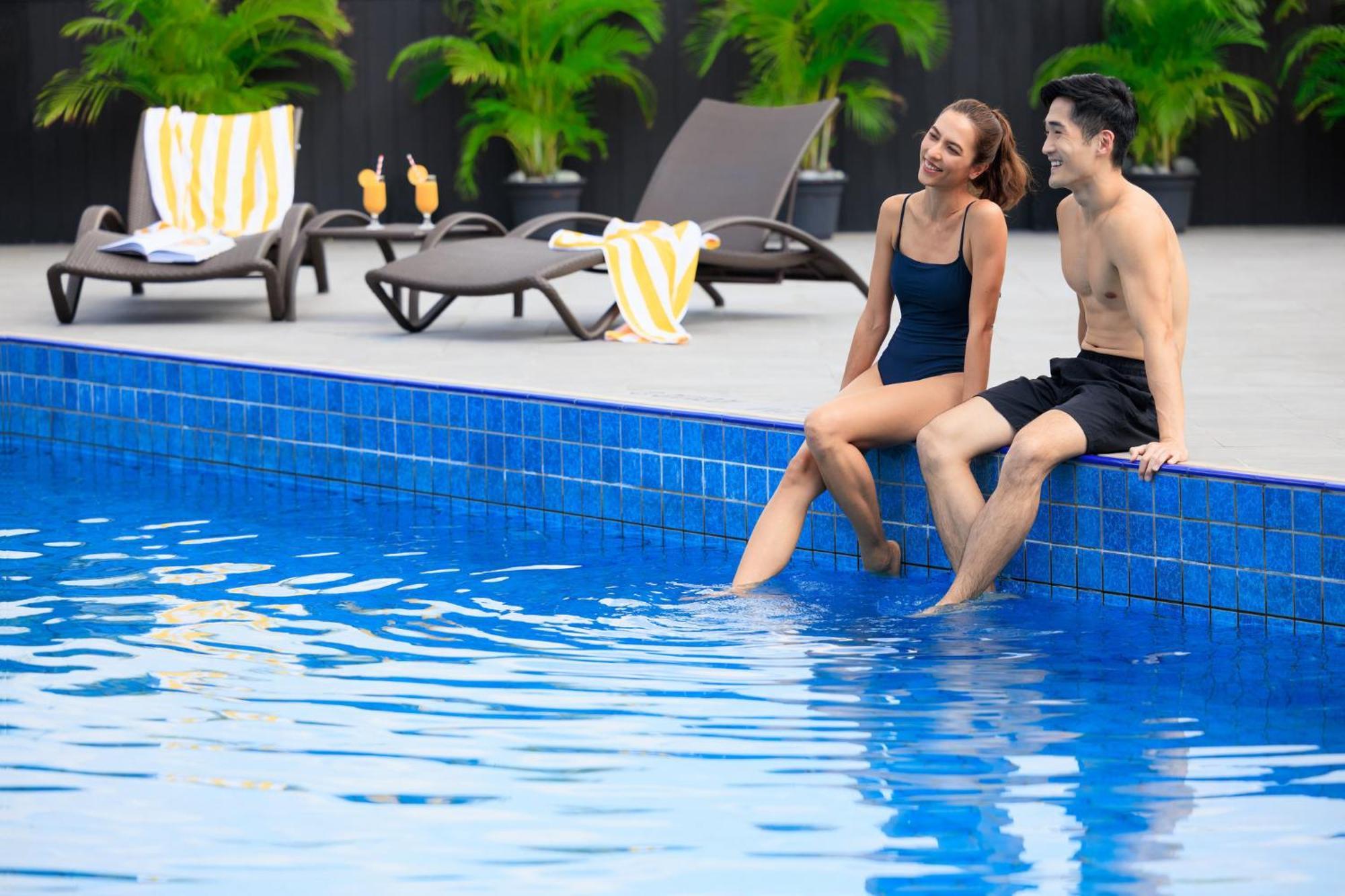 Voco Orchard Singapore By Ihg Екстер'єр фото A couple at a pool